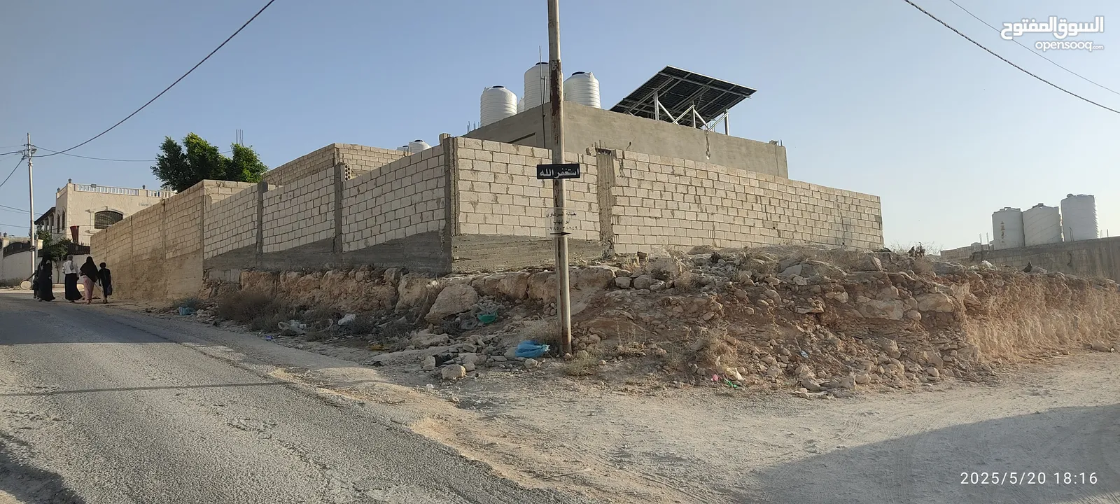 بيت للبيع على قطعة ارض نصف دونم على شارعين ، بناء جديد 2025 شبه جاهز .