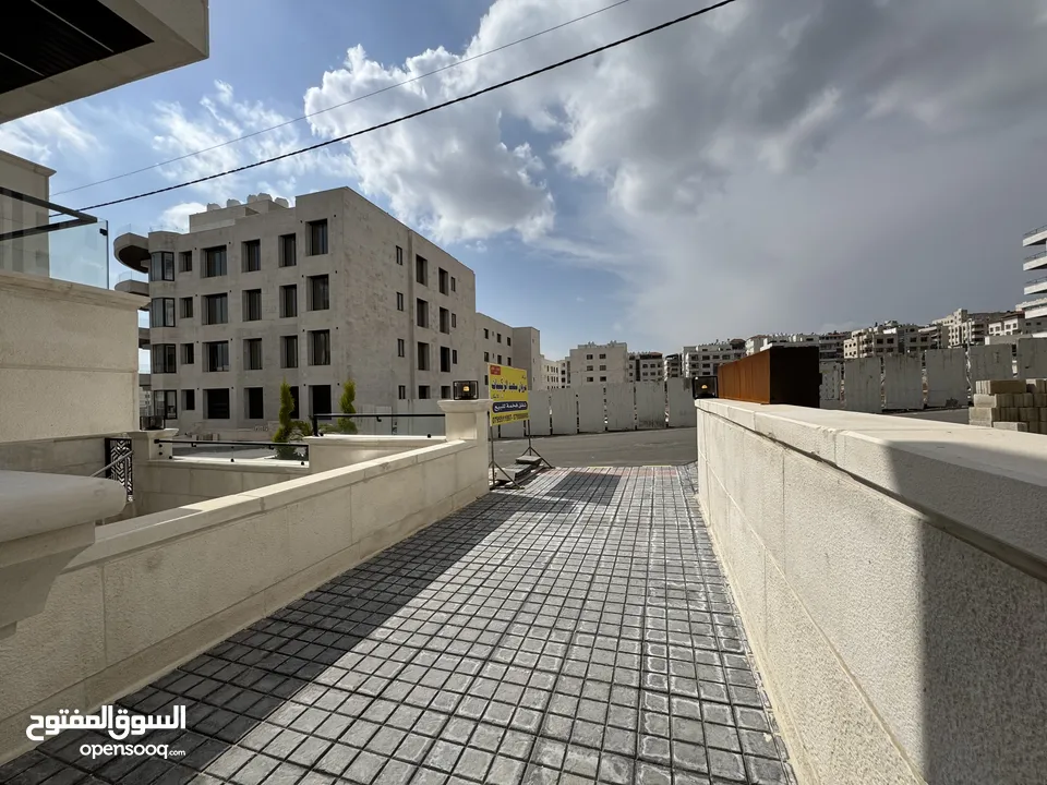 شقة طابق شبه ارضي للبيع مساحة 200م مع ترس وحديقه وكراج 250م بأجمل مناطق خلدا (مشروع 114