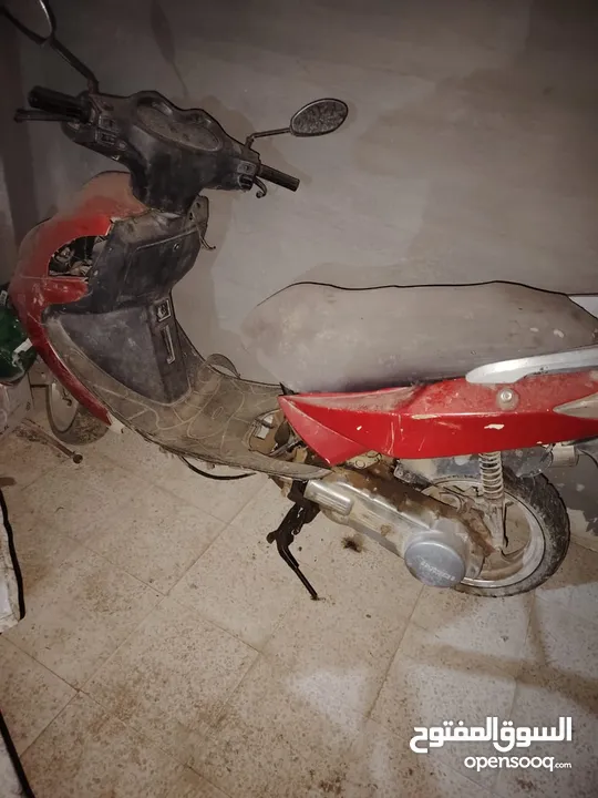 سكوتر مكنة طلقة بس بدو بطارية واقف لي 3 شهور