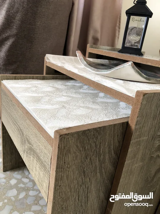 طاولة صالة بالون ابيض و خشبي مع تصميم يناسب جميع الديكورات يمتاز بسهولة التنظيف و يحتوي على خزانتين