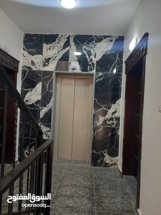 شقة فاخرة للبيع مع اطلالة رائعة و موقع مميز