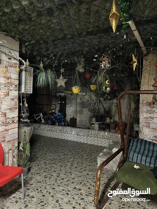 عمارة للبيع مكونة من ثلاث طوابق و روف