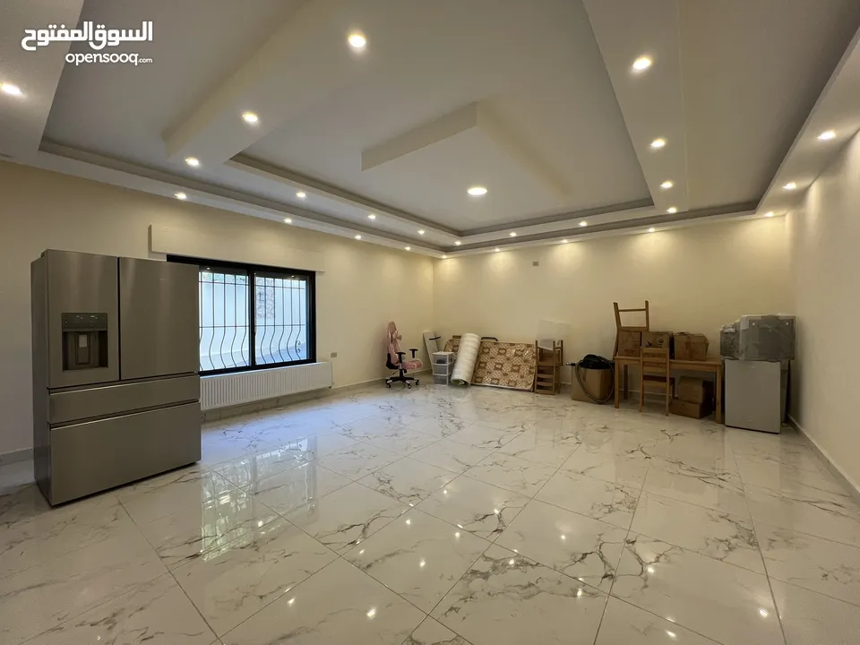 شقة شبه ارضي خلف سيفوي مرج الحمام جديدة وبسعر مغري جدا جدا ..  وبأقل من سعر التكلفة .