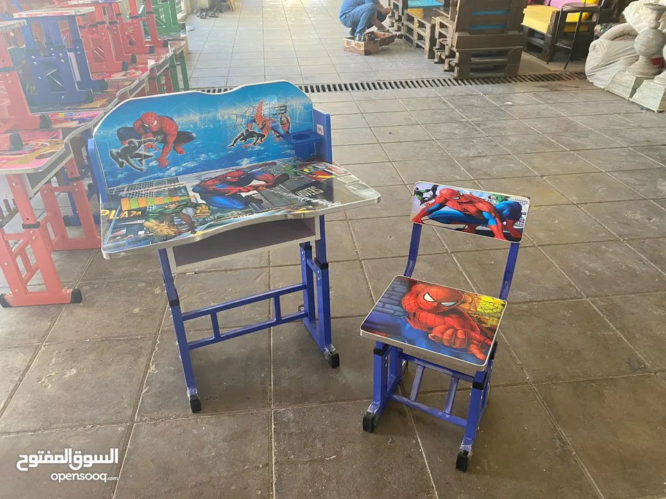 مكتب مع معقد دراسي للأطفال
