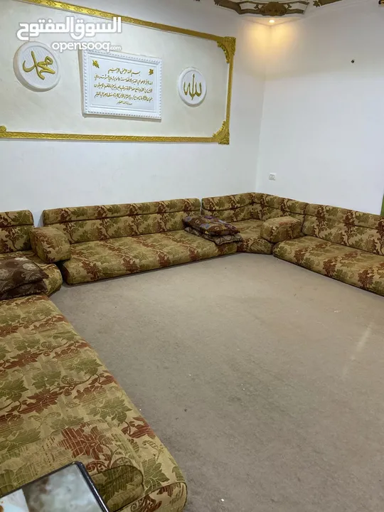 جلسه ارضيه مساحة 4.5في5.5بحاله جيدة  +كنب  بني8مقاعد  بحاله جيدة  بسعر حرق وفي مجال للسعر  للجادين