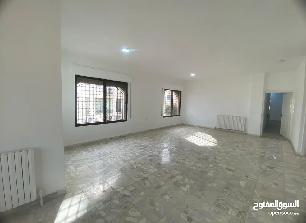 شقة فارغة للبيع او للايجار في منطقة الشميساني بالقرب من فندق عمان الشام