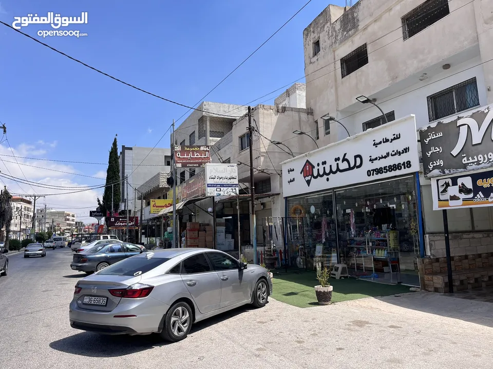 عقار للبيع على ثلث شوار ،تجاري ،اربع مخازن عالشارع الرئيسي  وطابقين سكن او مكاتب ،مساحة البناء 250م