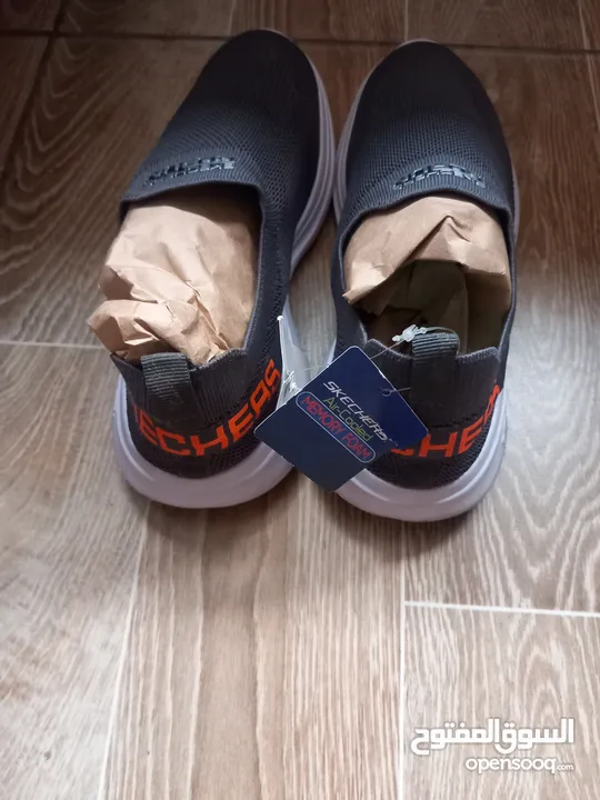 حذاء سهل الارتداء ماركة سكيتشر فيتنامي الصنع أصلي  قياس 42 لون سكني  go run للبيع skechers go runk