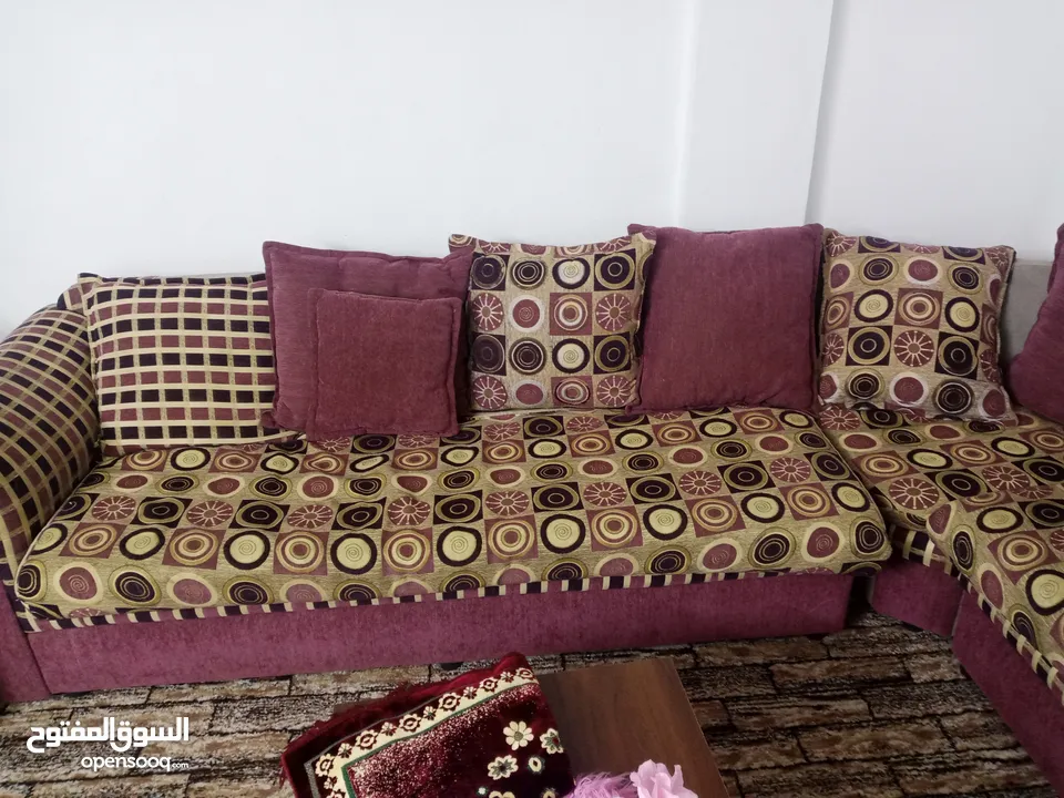 طقم كنب خليجي مستعمل ارضيه خشب يغطي غرفه 4*4