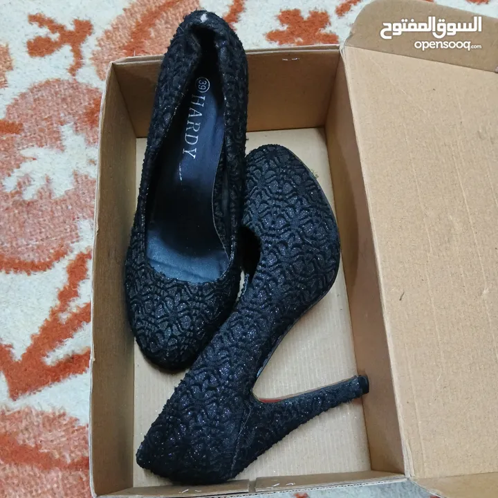 يوجد من 5 دنانير لا