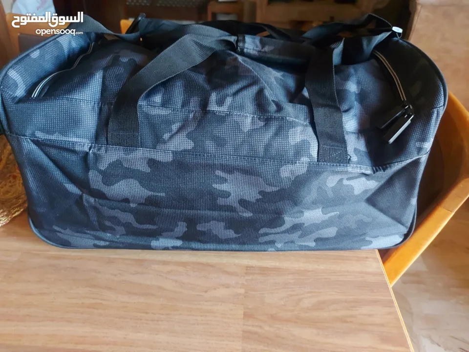 شنتة ماركة FILA اصلية HAND BAG حجم وسط وارد اميركا لون جيشي