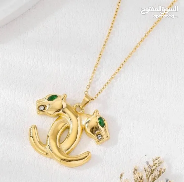 سوار ذهبي فاخر بتصميم أنيق ومميز