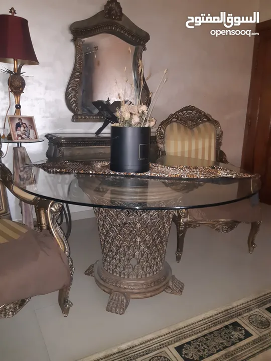 طاولة غرفة الضيوف