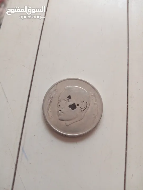 عملة معدنية من فئة 1 درهم محمد السادس  فيها خطأ في التركيبة المعدنية مما تعرض احد المعادن للأكسدة