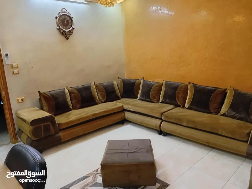 طقم كنب شبه جديد 9 مقاعد مخمل تفصيل