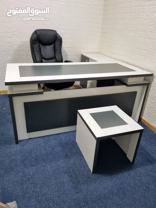 مكتب مدير قياس مترين مع جانبية ادراج وطاولة عرض مميز لفترة محدودة