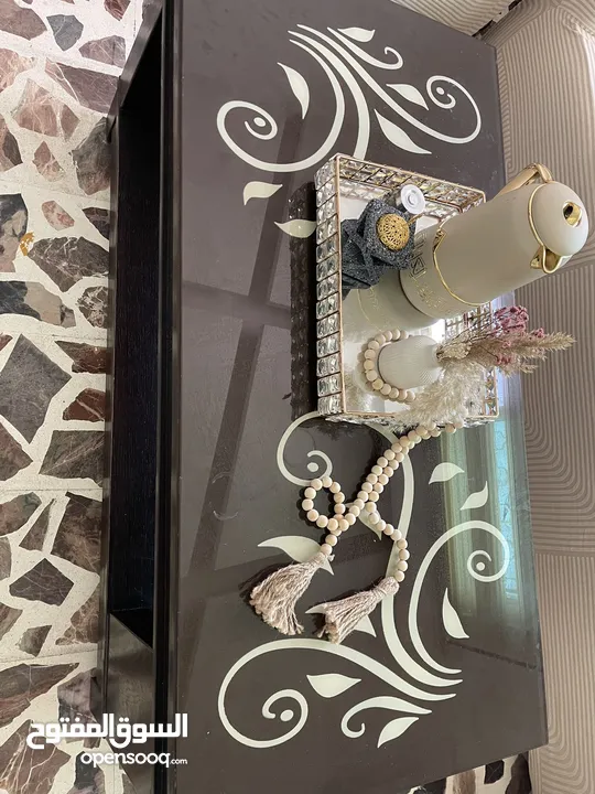 طاولة وسط مع 2جنابيات