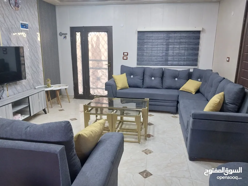 طقم كورنر  Lحرف 3*3  وثلاثينه طول مترين تفصيل  مستعمل استعمال بسيط جدا 6شهور  خشب وقماش ثقيل جدا