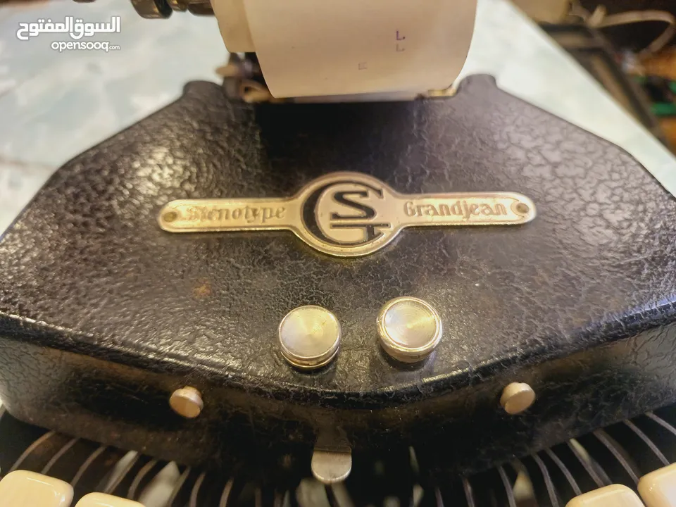 طابعة انتيك مع حقيبة جلد مميزة