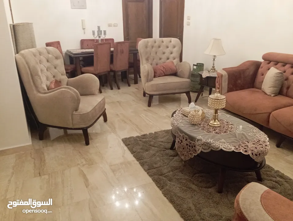 طقم كنب ضيوف فاخر و طاولة سفرة وطاولة وسط