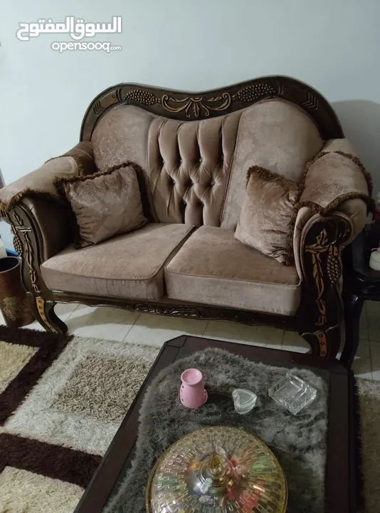 غرفة نوم و 2 طقم كنب