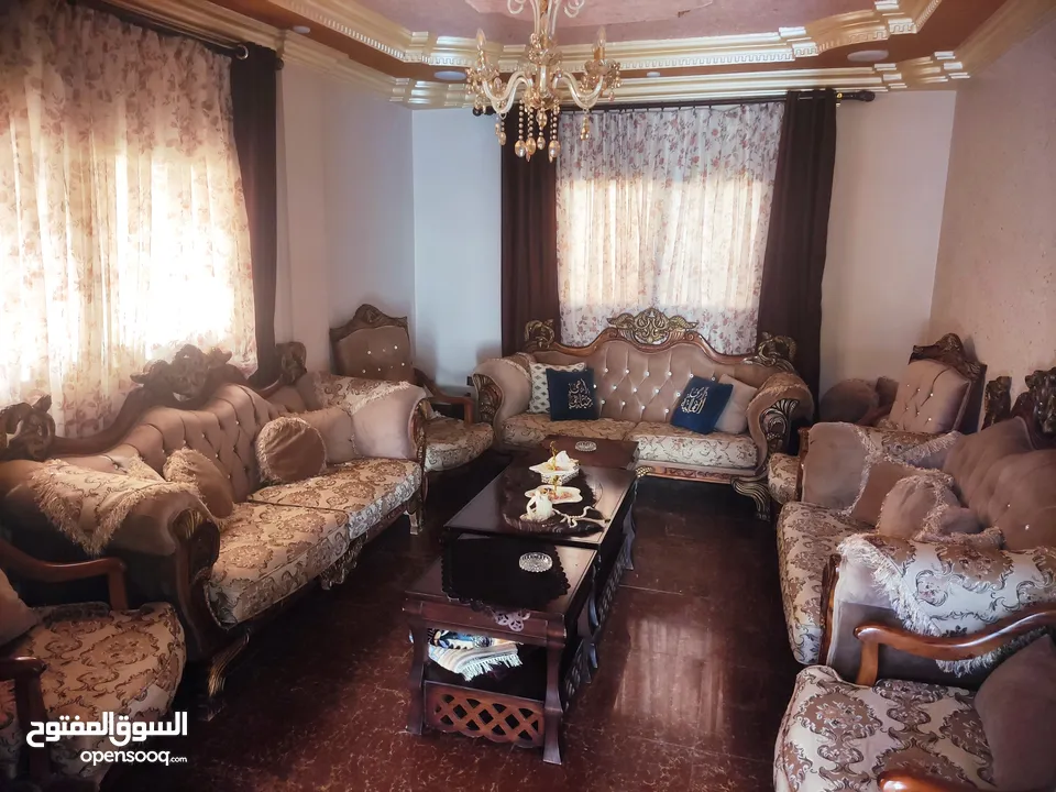 طقم كنب زان مكون 12 مقعد عباره عن طقمين