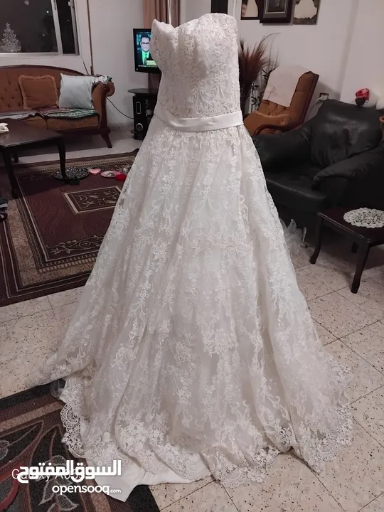 فستان زفاف للبيع بسعر مغري