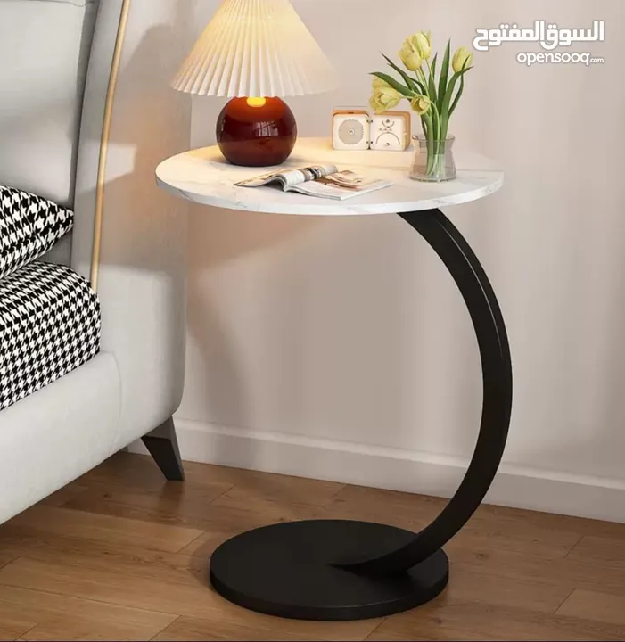 طاولة جانبية مستديرة على شكل حرف C، الحل المثالي لكل مكان!