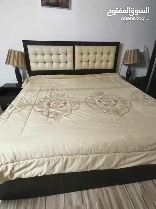 غرفة نوم من خشب اللاتيه مع فرشة طبيه زمبركيه و الغرفة بحاله ممتازه