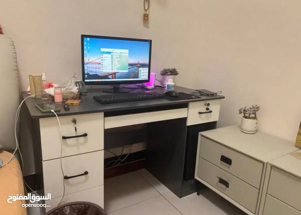 مكتب دراسة وعمل عصري – تصميم ذكي ومساحة عملية تصميم عصري بلون هادئ يناسب كل الديكورات الح