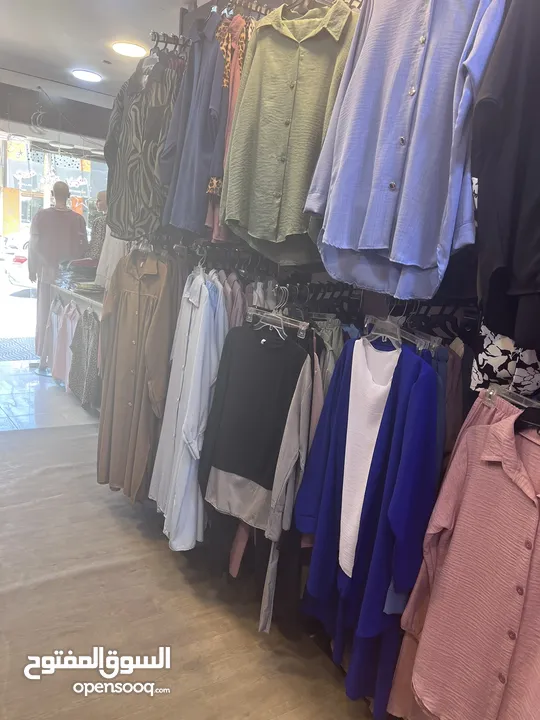 محل البسة بداعي السفر بدون خلو أجار شهري 325