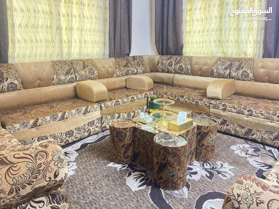 مجلس غرفة ضيوف نادر الاستعمال  3.5×3.5 7 مقاعد مجوز و 3 زوايا و اربع مساند مع طاولة و 4 طربيزات