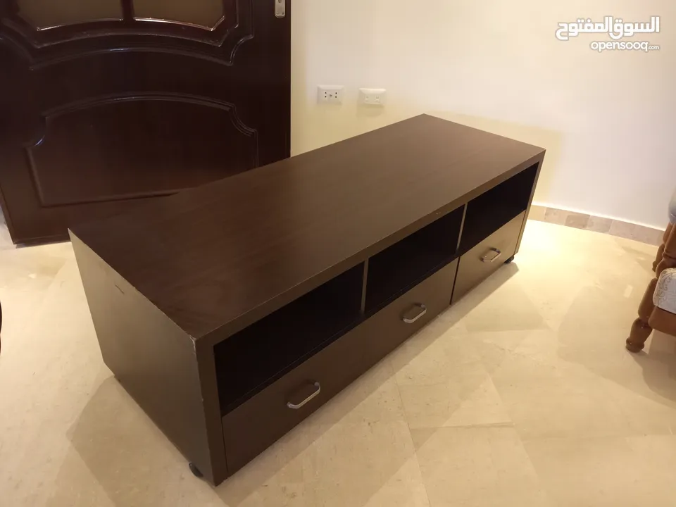 طاولة تلفزيون