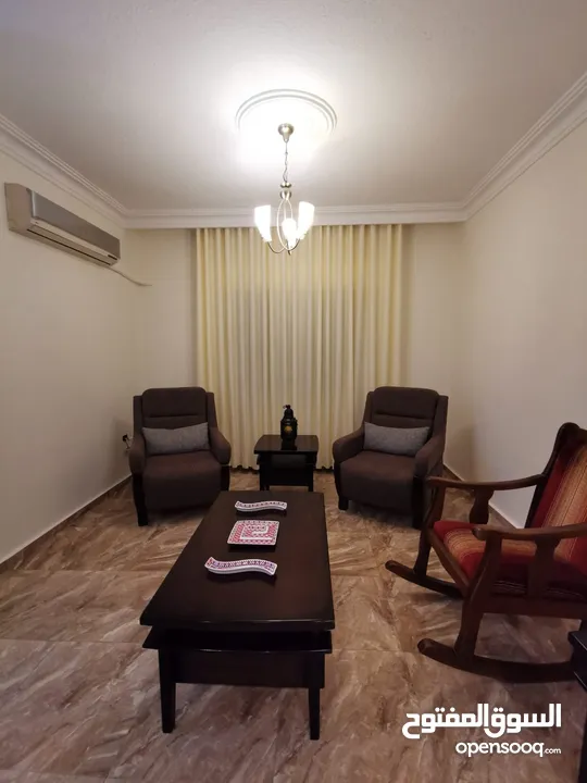 شقة مفروشة للإيجار السنوي بأجمل مناطق مرج الحمام خلف القرية الملكية مباشرة.