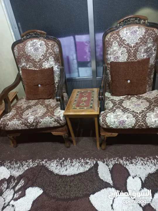 طقم كنب  جديد للبيع مع طاولات  خشب زان  وسجادة