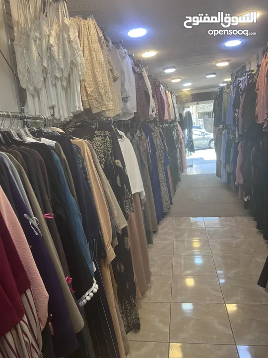 محل البسة بداعي السفر بدون خلو أجار شهري 325