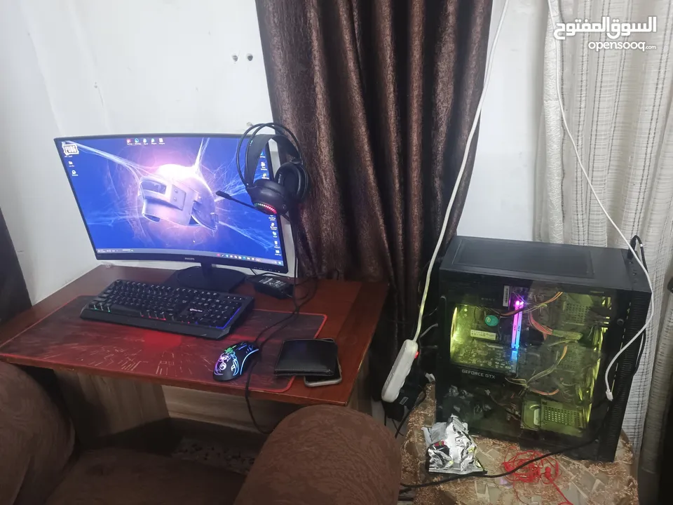 كمبيوتر مع شاشة