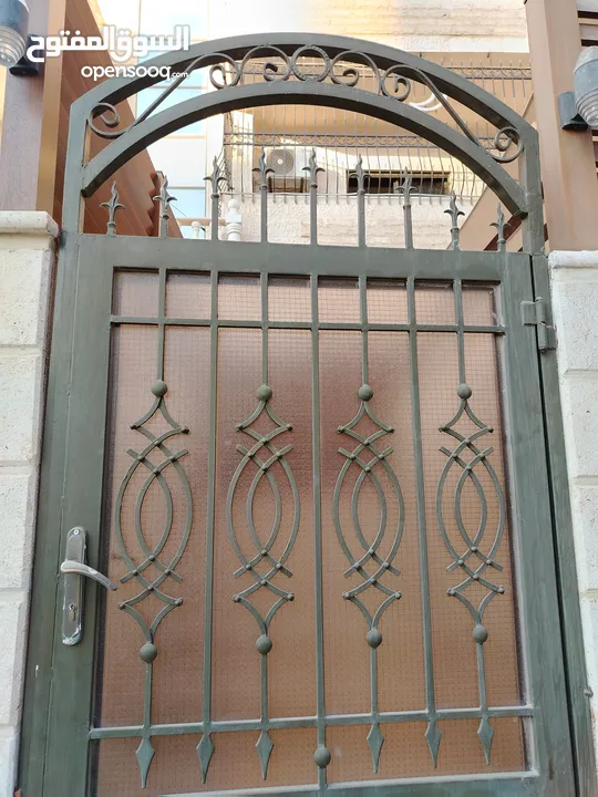 باب حديد خارجي ثقيل و زجاج محصن مرتب مرتب