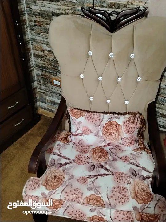 طقم كنبايات للبيع منظره فخم وحلو ونظيف بحال الوكاله ومريح بالجلوس مع طربيزات النص