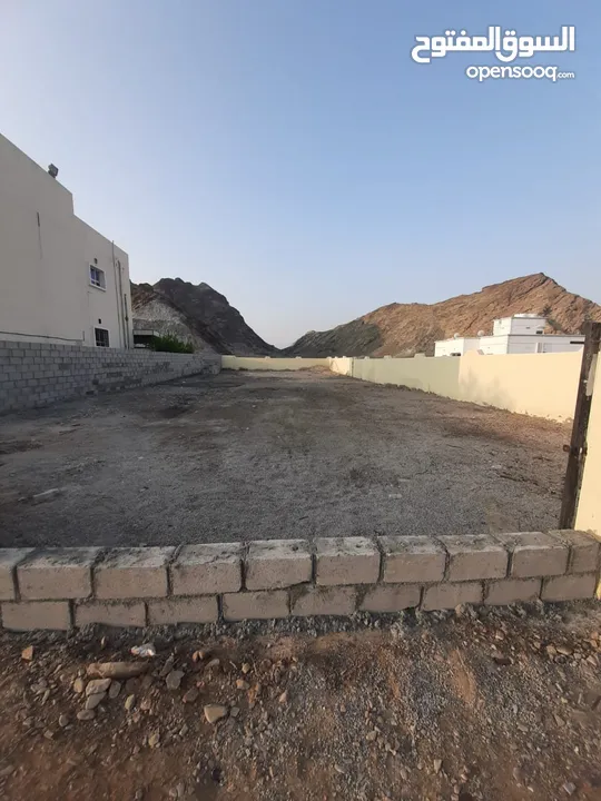 أرض سكنية ف العامرات النهضة مرحلة 10 قريبه من مسجد الرساله مسورة وجاهزة للبناء
