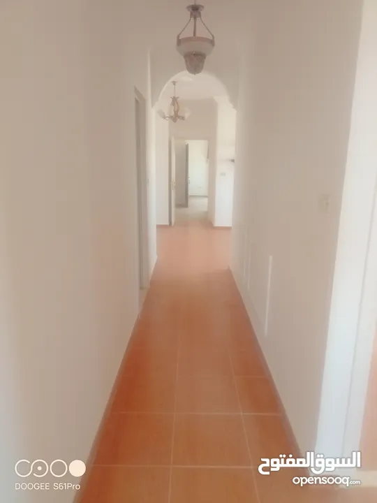 شقة للبيع طابق ثالث مع روف