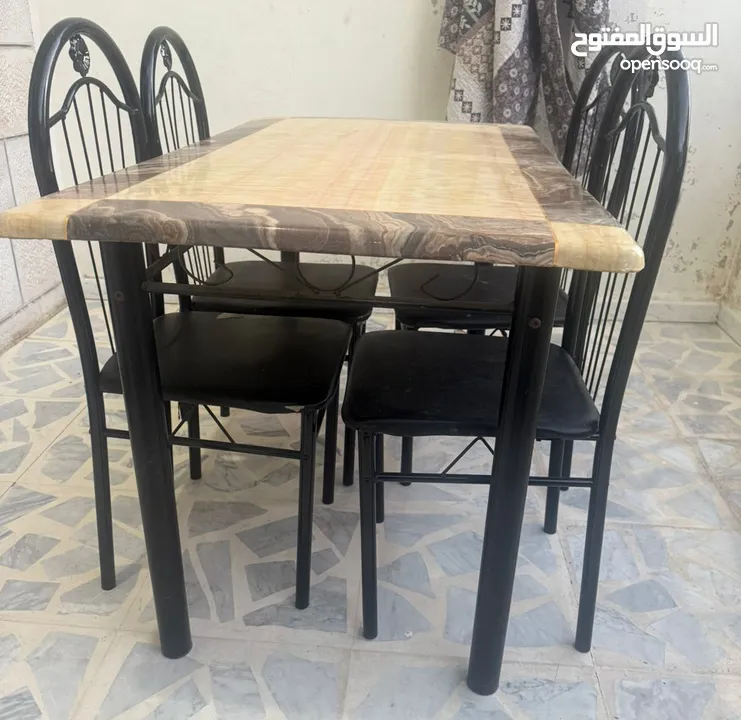 طاولة بسطح ستانليس ستيل مع 4 كراسي حديد – بحالة جيدة!
