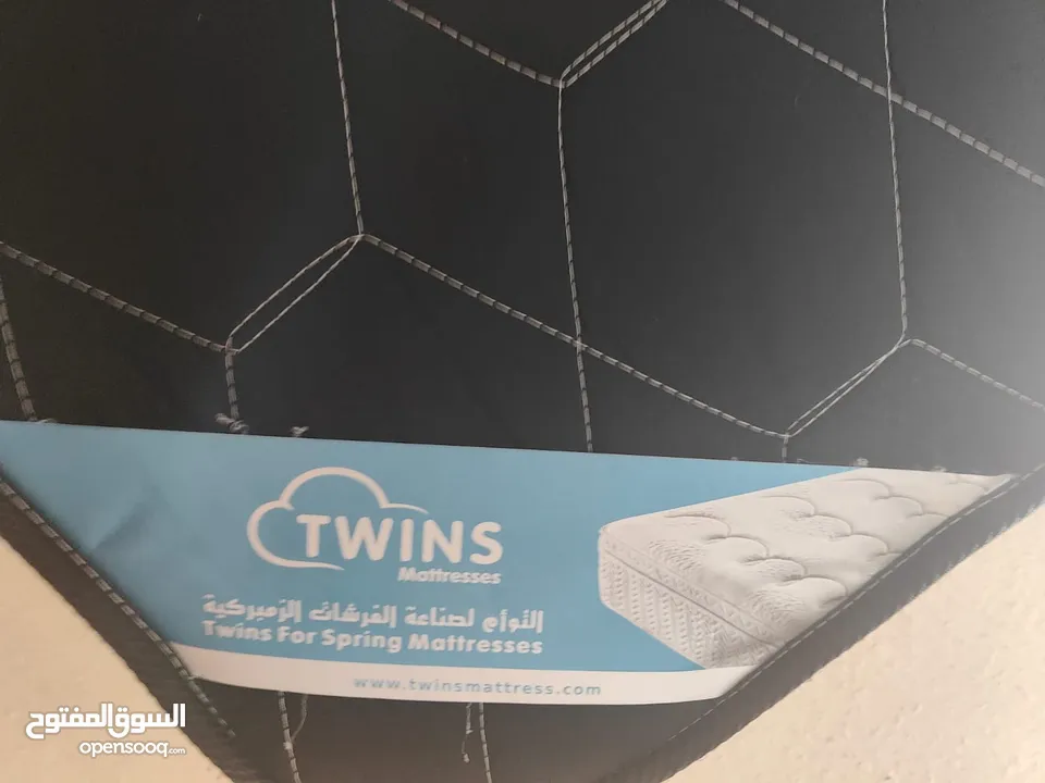 فرشة king زمبركية لون أسود استعمال قليل