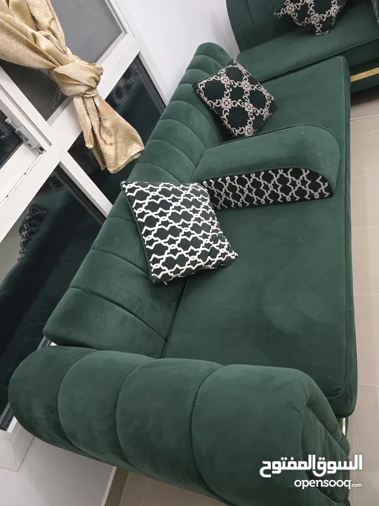 طقم كنب للبيع بحالة ممتازة بغرض السفرexcellent  sofa for selling