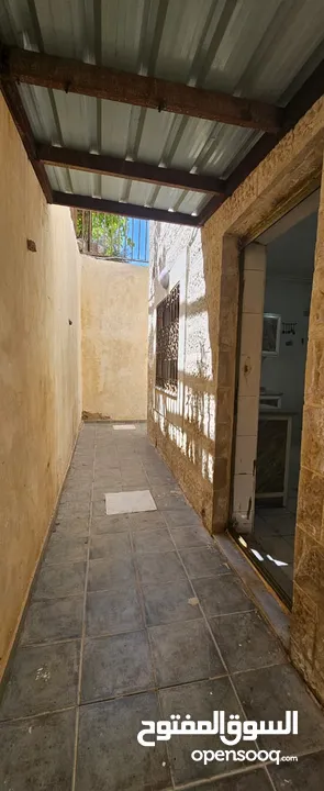 شقة طابق ارضي سوبر ديلكوس كما يوجد غرف مفروشة لطلاب الطب قرب مستشفى السلط الجديد