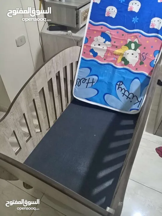 تخت بيبي أطفال خشب  لغاية عمر 3 سنين وممكن أكثر شوي استخدام يوم واحد بحال الجديد مع فرشتو خشبو ثقيل