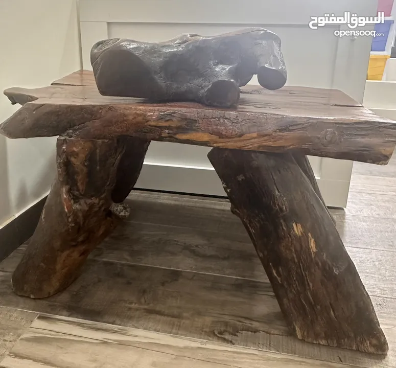 طاولة خشب انتيك مع مجسم خشبي
