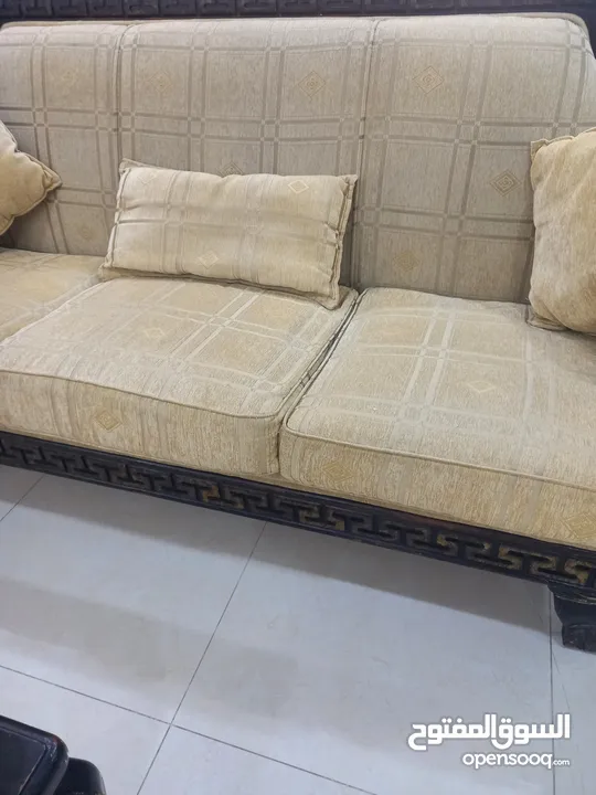 طقم كنب تفصيل ثقيل وطاولة وسط و2 جانبية  للبيع