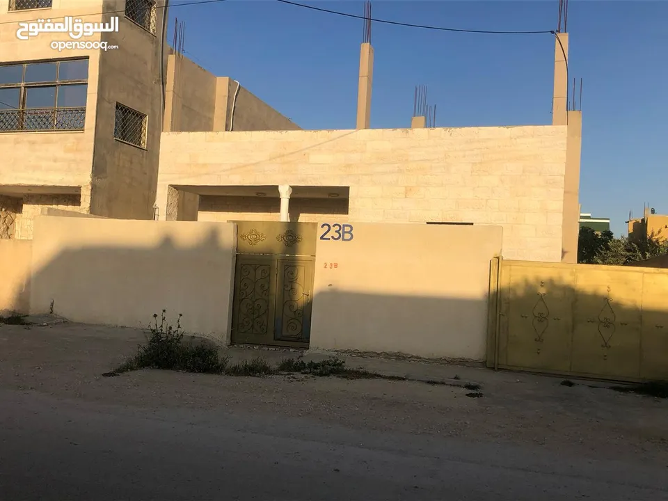 بيت طابقين وروف وطابق واجه حجر
