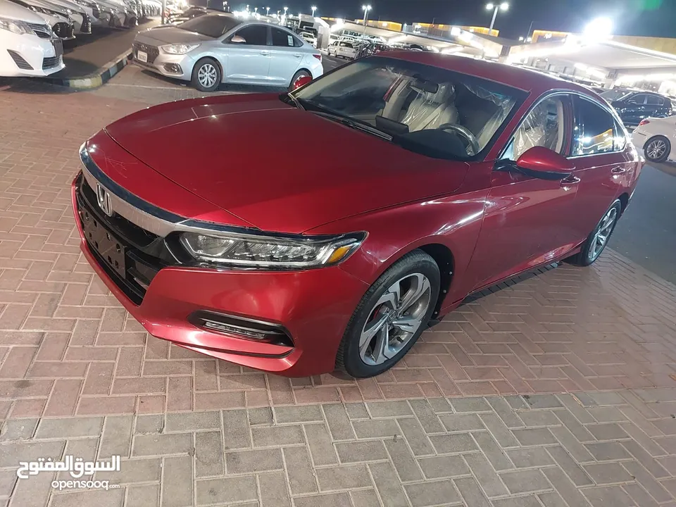 هوندا اكورد 2018 السعر 65 000 AED لون خمري السيار خاليا من الحوادث نضيفة من الداخل والخارج